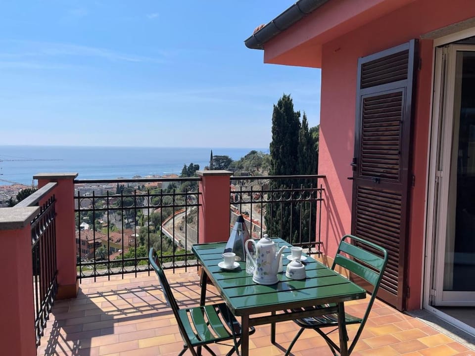 Alassio Breathtaking View, Terrace and Parking Apartment in Liguria