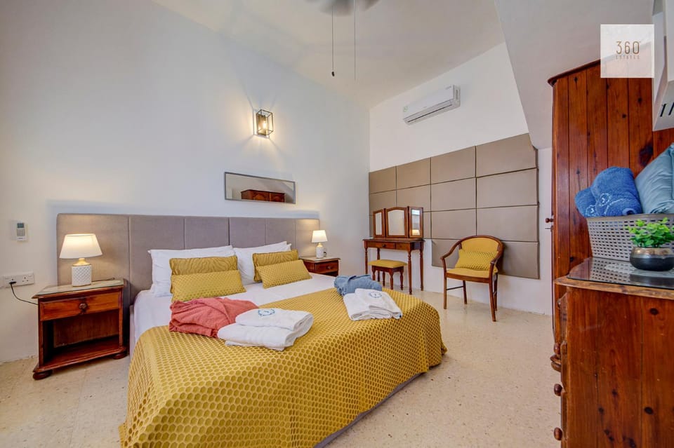 Bed, Seating area, Bedroom, towels, air conditioner