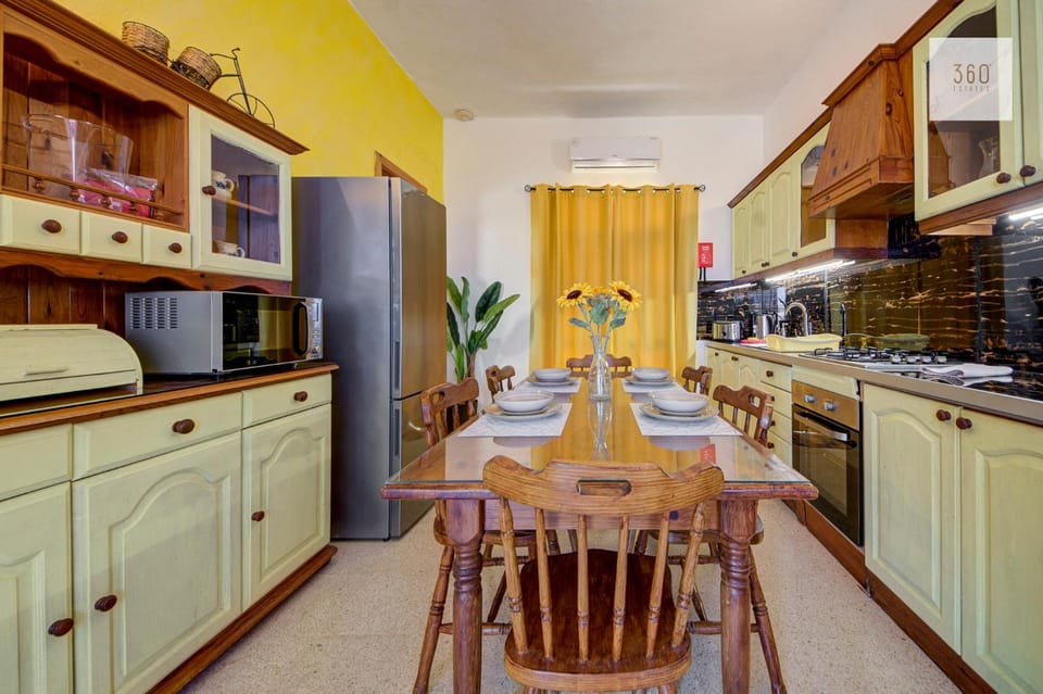 Kitchen or kitchenette, Dining area, oven, stove