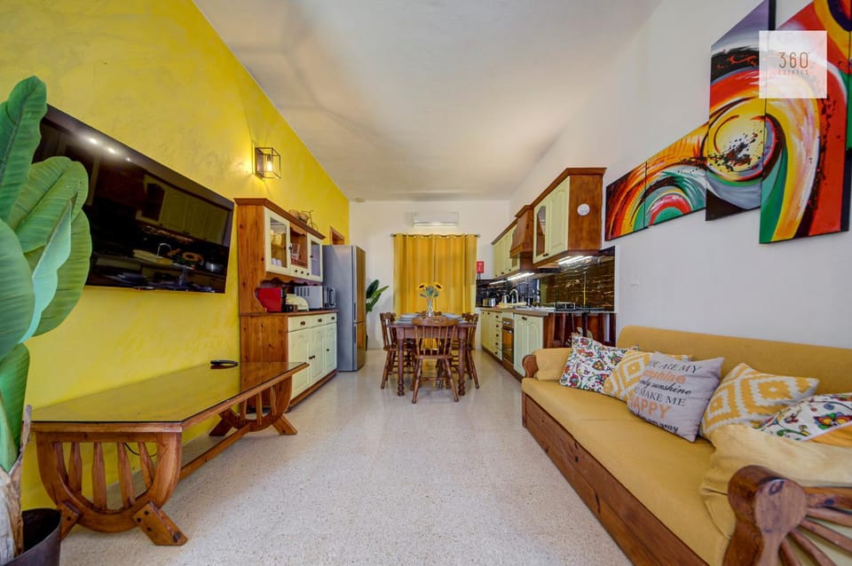 Communal lounge/ TV room, TV and multimedia, Kitchen or kitchenette, Living room, Seating area, Dining area