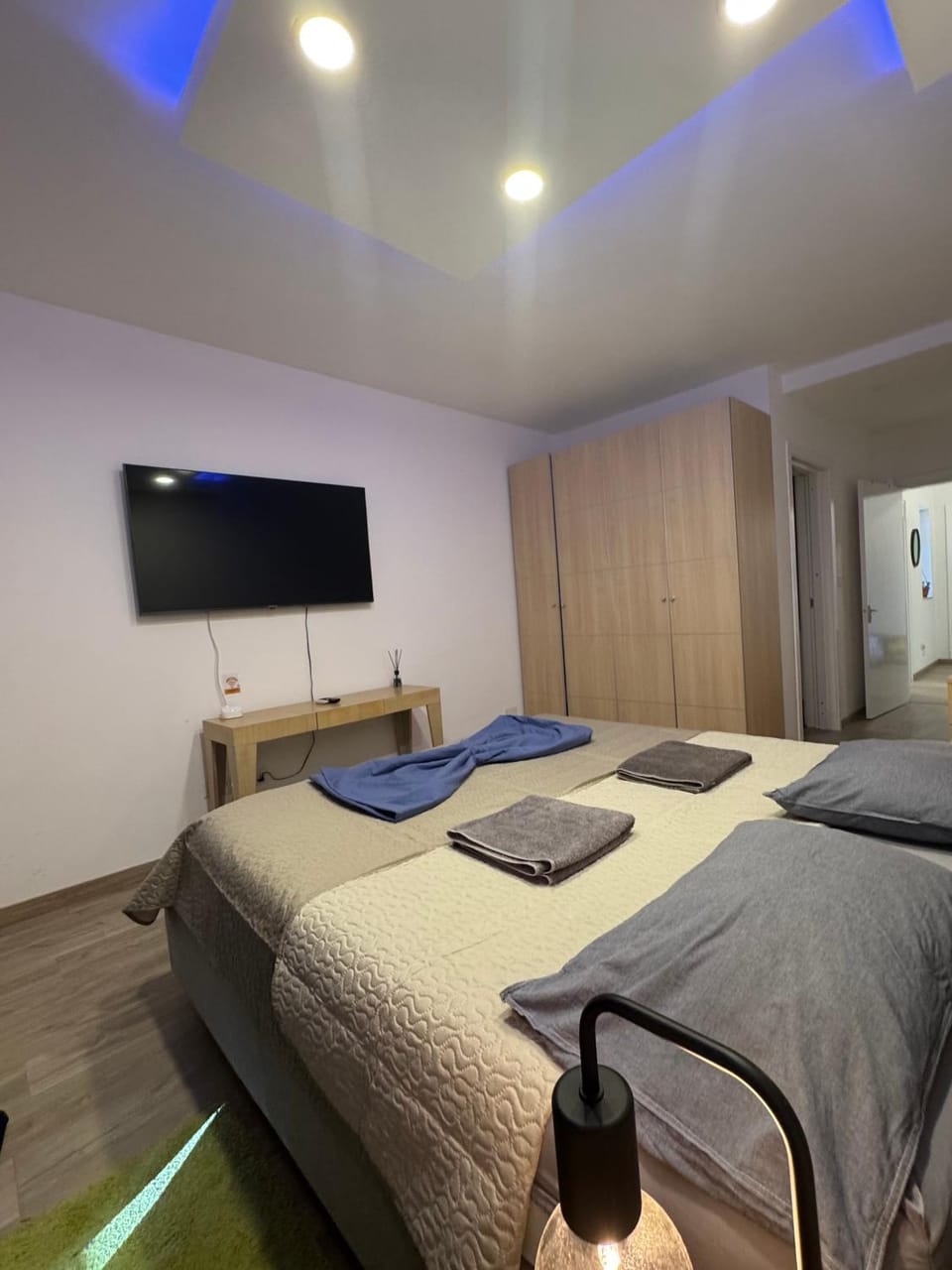 Bed, TV and multimedia, Bedroom, towels