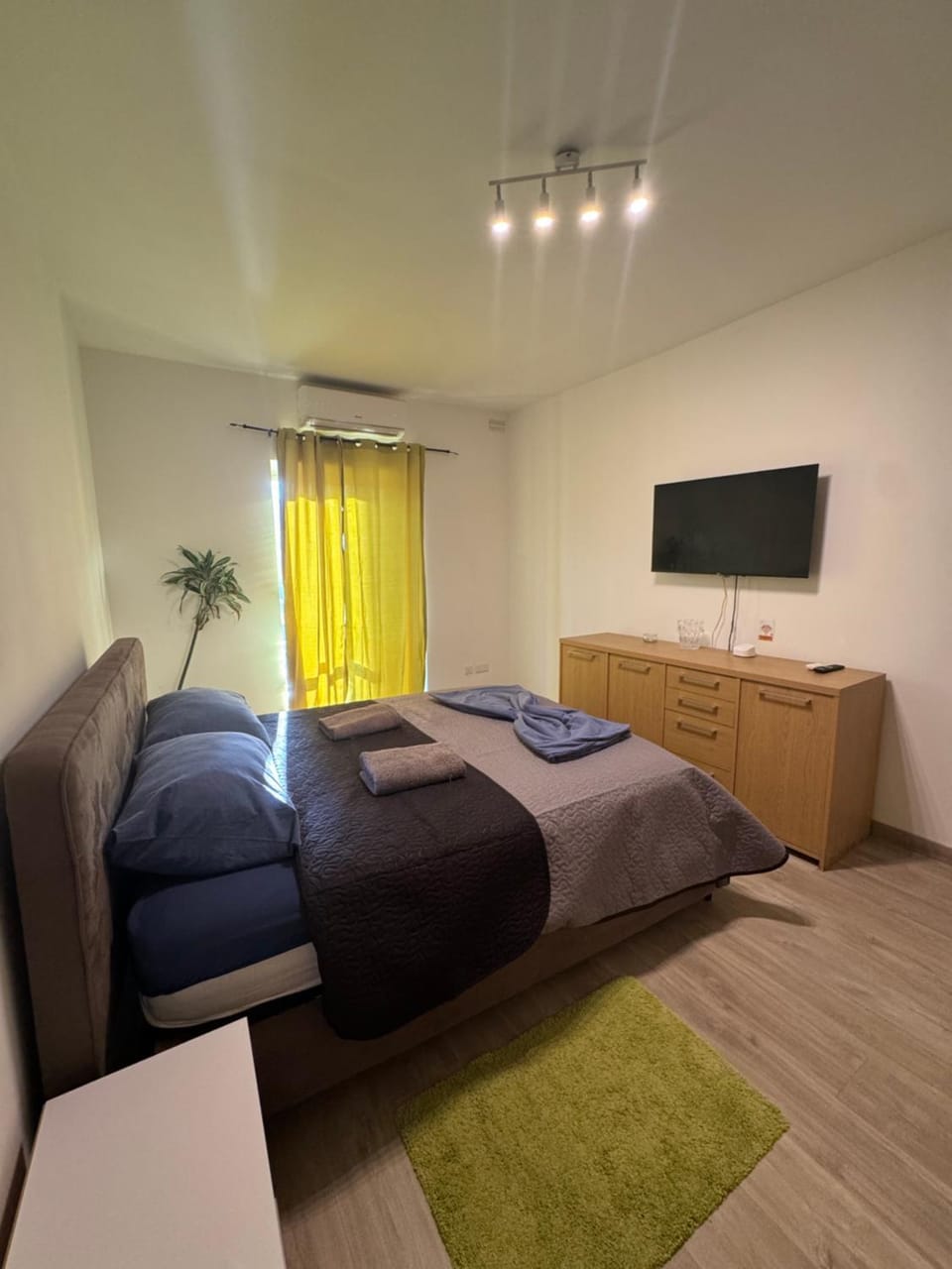 Bed, TV and multimedia, Photo of the whole room, Bedroom