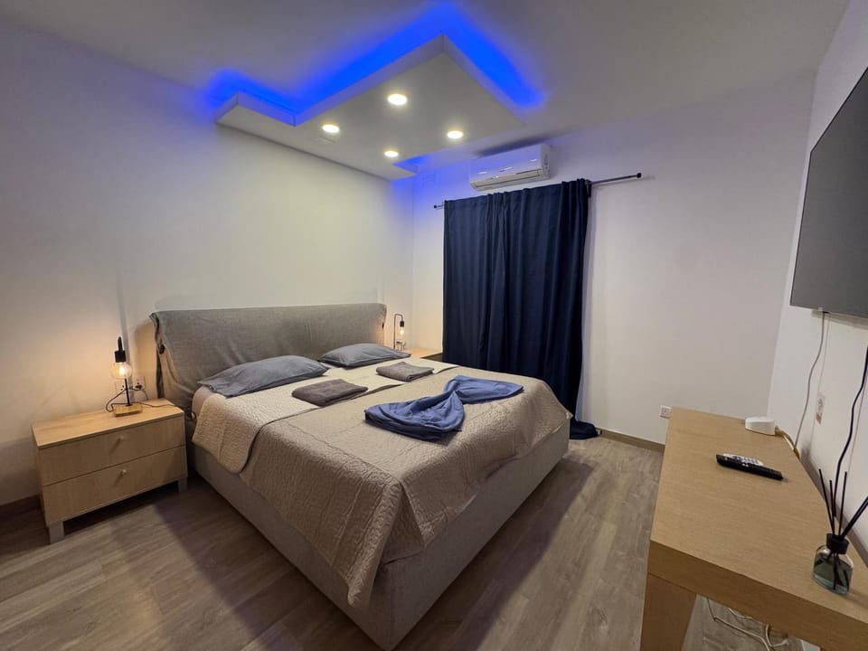 Bed, Bedroom, towels