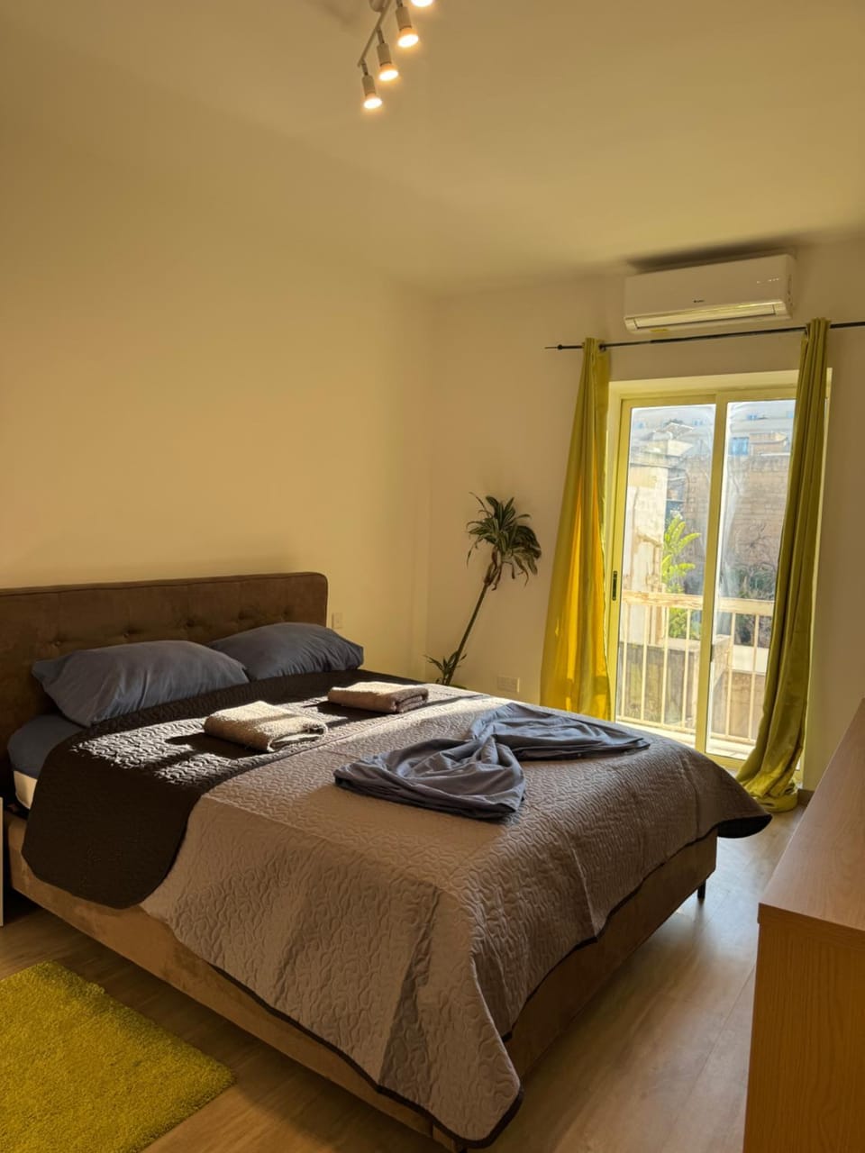 Bed, Bedroom, towels, air conditioner