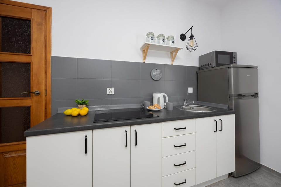 Coffee/tea facilities, Kitchen or kitchenette, stove