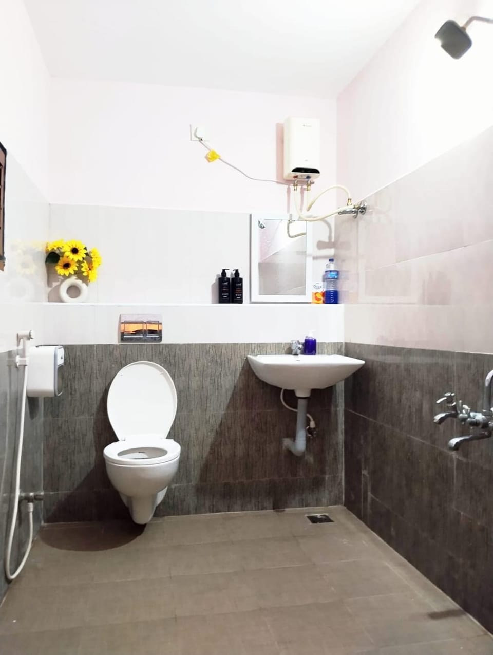 Grand 4 BHK,2 km WhiteTown best for large groups ASTRA House in Puducherry
