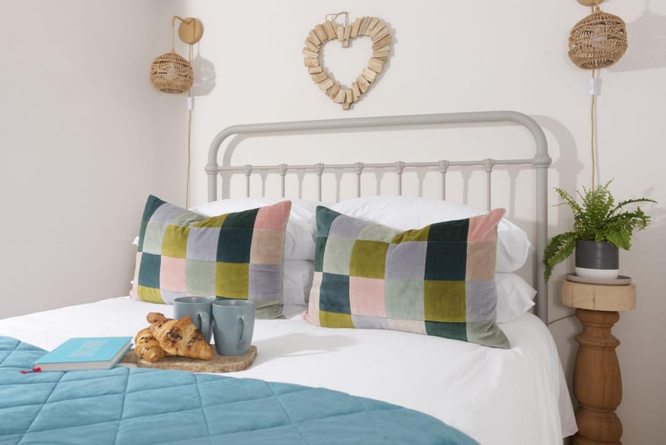 Bed, Bedroom, pet friendly, towels