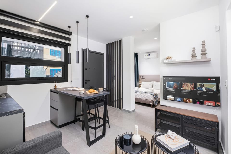 Roma Signature Suites by Nomads - Limassol Center Studios Walking Distance to Shops&Beach Apartment in Limassol City
