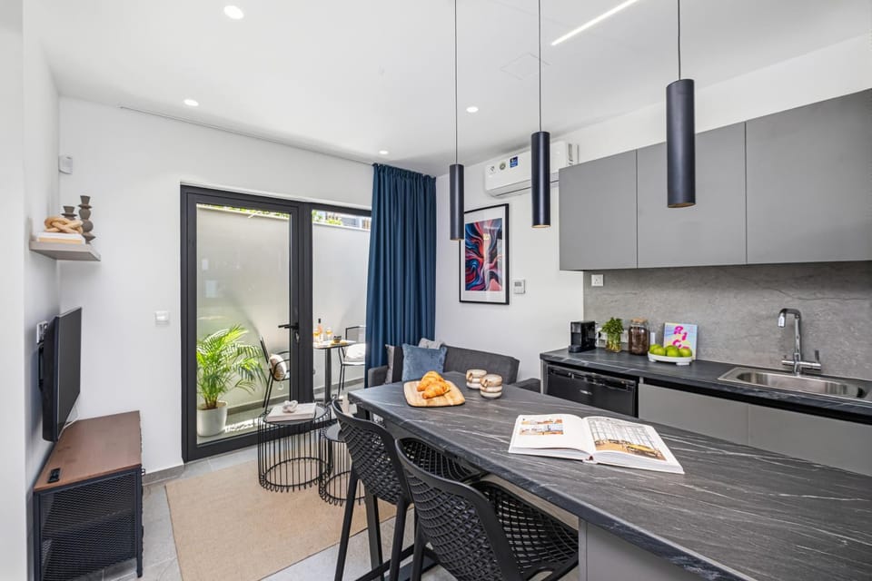Roma Signature Suites by Nomads - Limassol Center Studios Walking Distance to Shops&Beach Apartment in Limassol City
