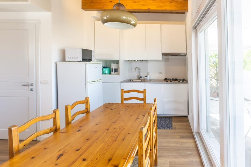 Kitchen or kitchenette, Dining area, microwave