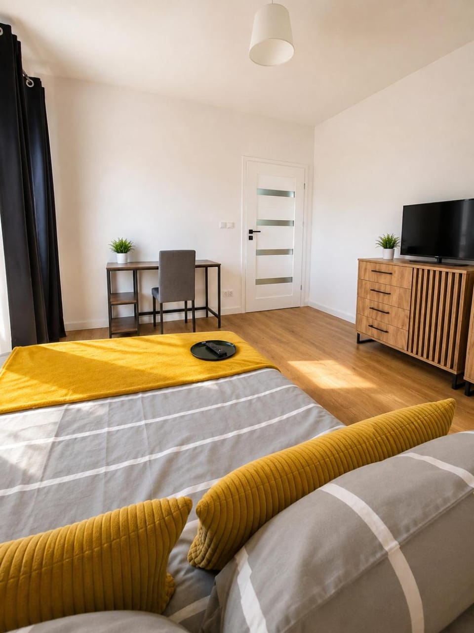 Bed, TV and multimedia, Photo of the whole room
