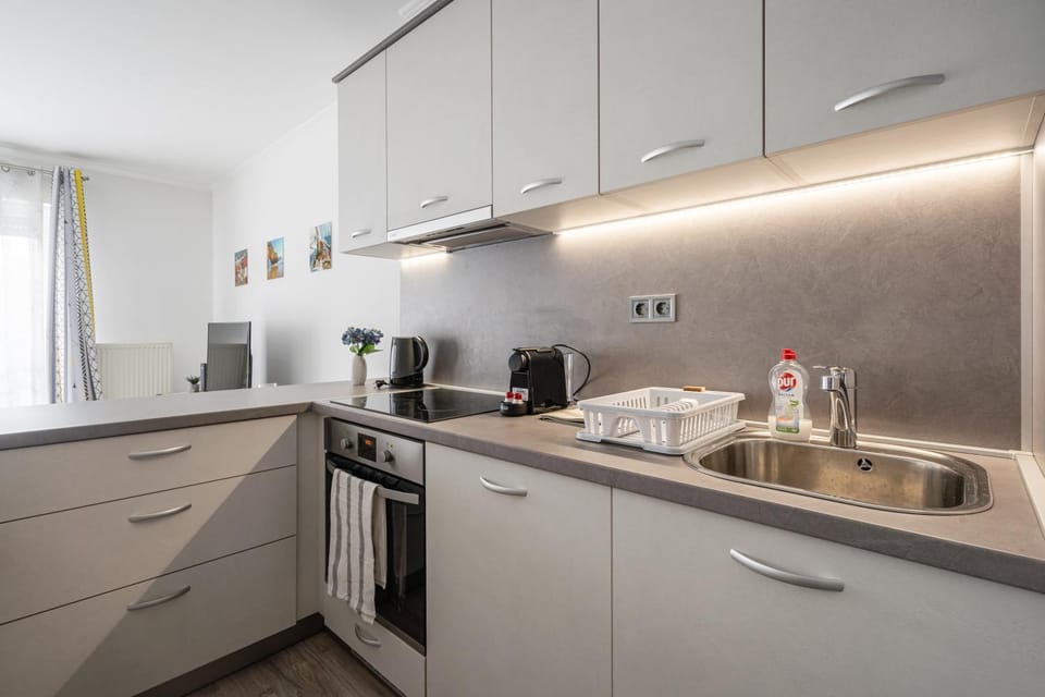 Coffee/tea facilities, Kitchen or kitchenette, oven, stove