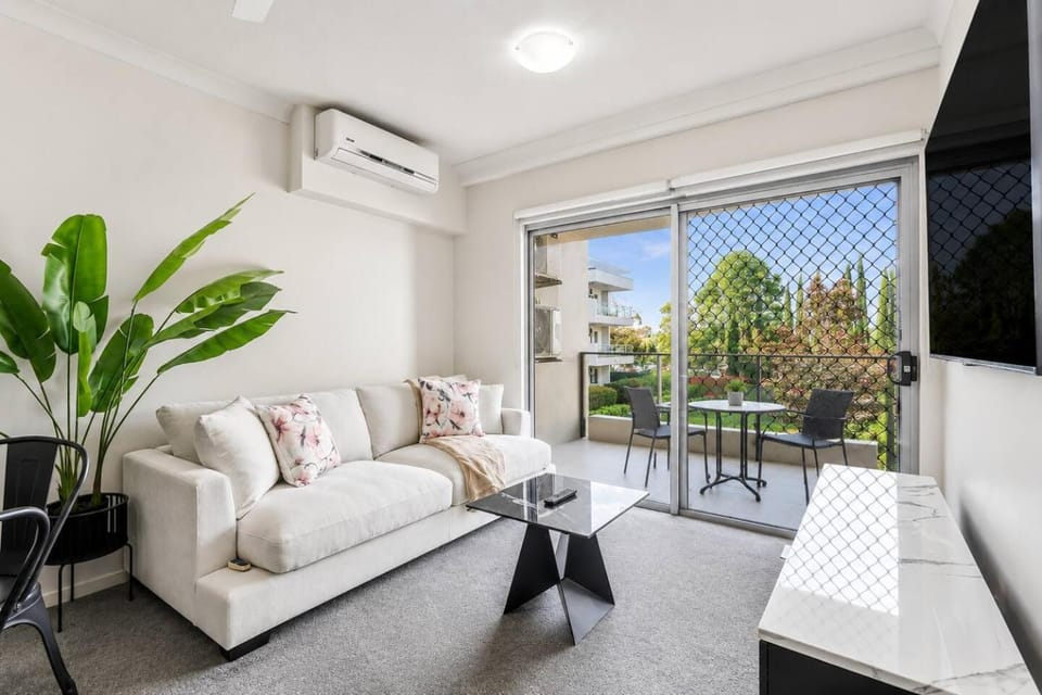 TV and multimedia, Living room, Seating area, Evening entertainment, air conditioner