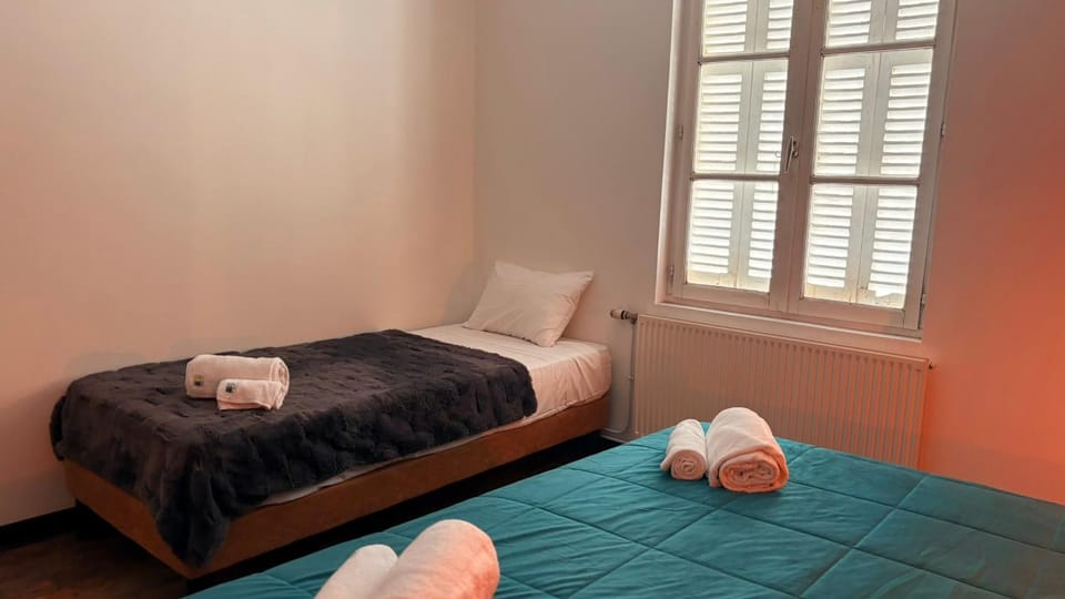 Bed, Photo of the whole room, Bedroom, towels