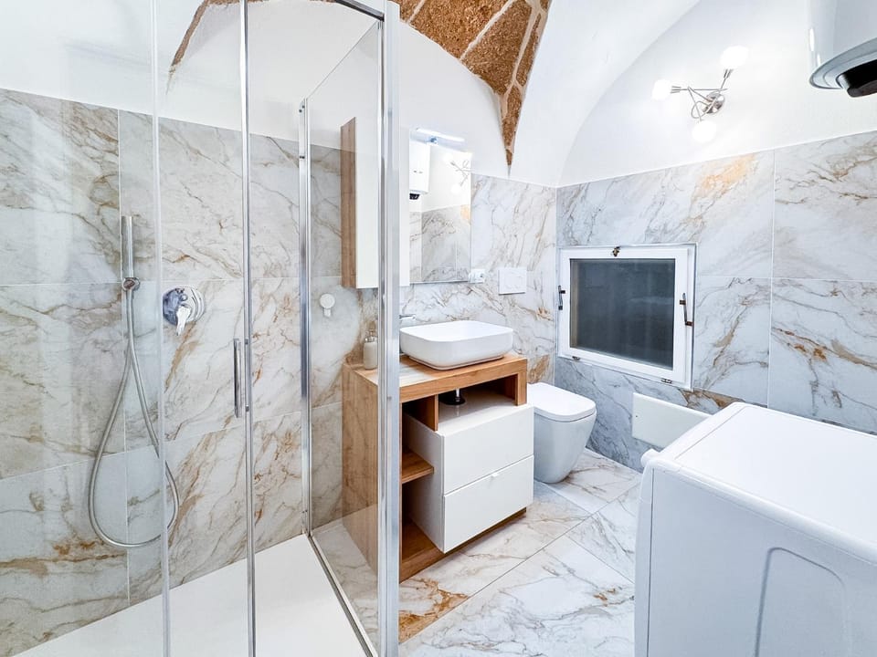 Shower, Toilet, Bathroom, bidet, towels, washing machine