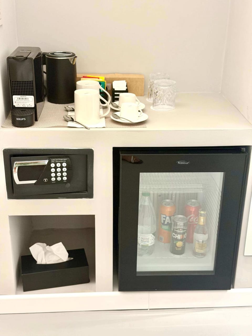 Coffee/tea facilities, minibar, safe