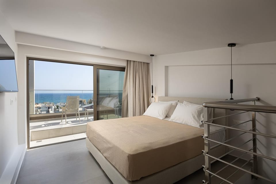 TV and multimedia, Balcony/Terrace, Living room, Seating area, City view, Sea view