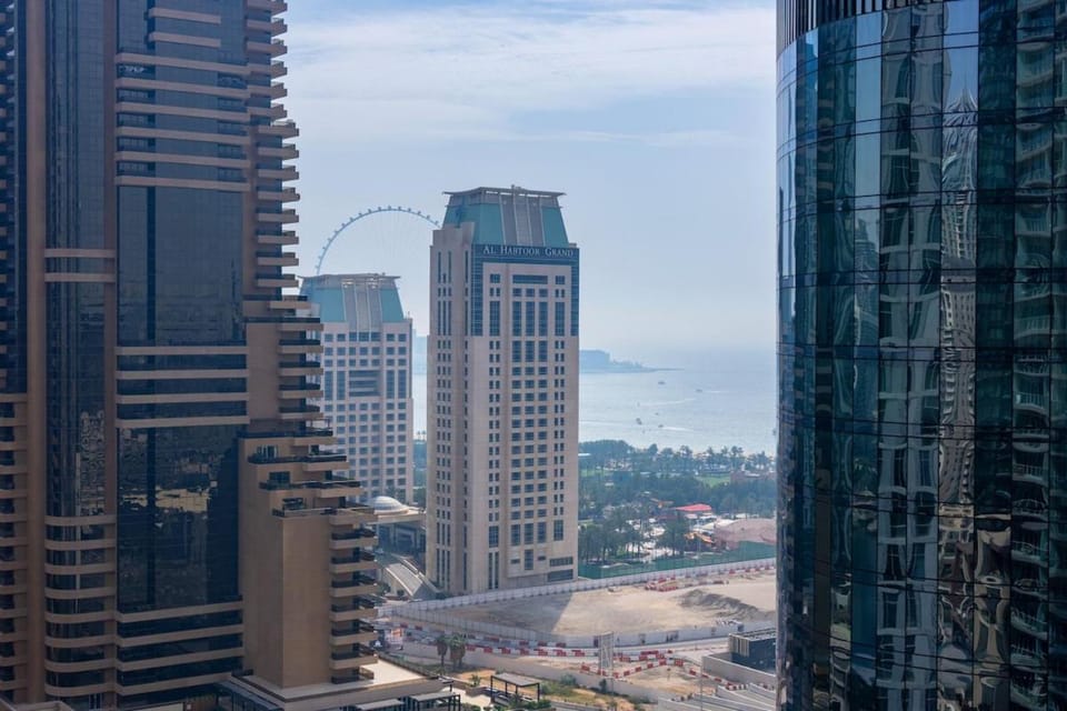 Luxury 1BD with Balcony Pool Marina View Apartment in Dubai