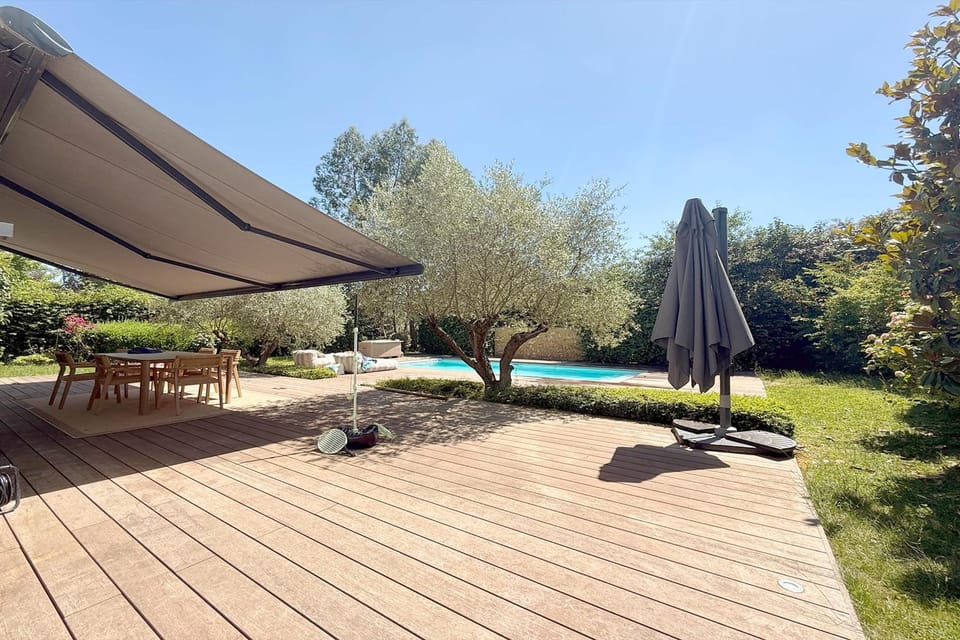 Ferrand Modern villa with a heated pool and a garden Villa in Lyon
