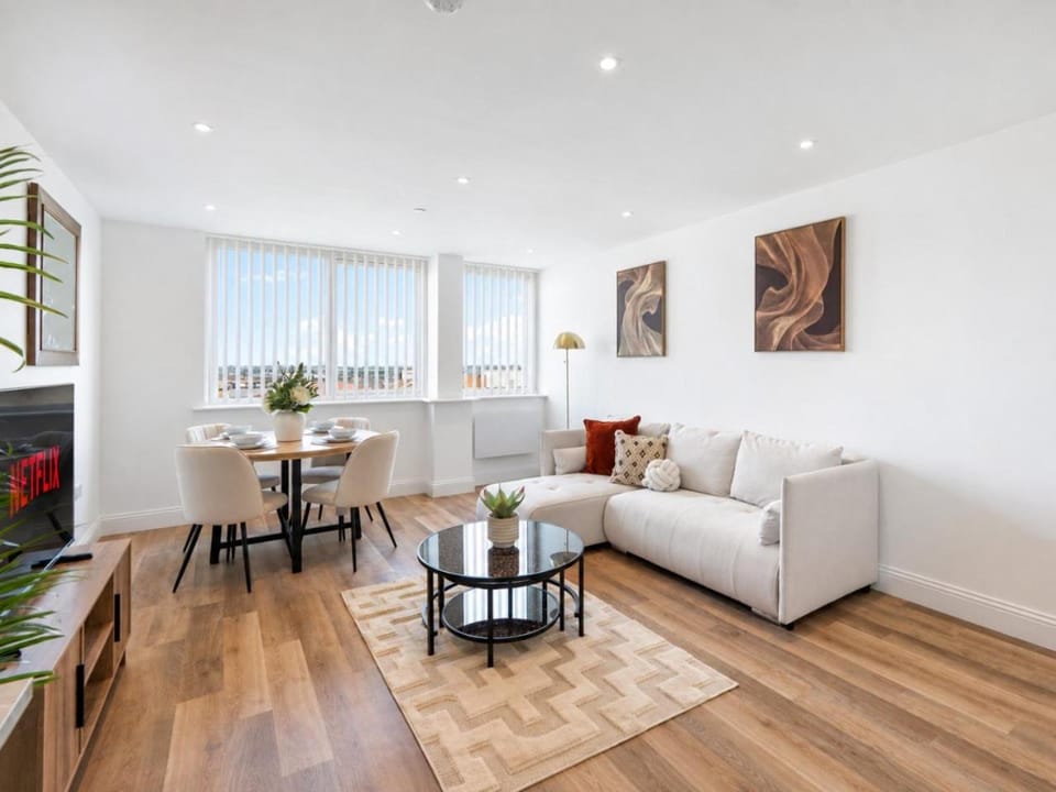 2 Bed Flat | Sleeps 6 | Free Parking | Ebbsfleet Apartment in Gravesend