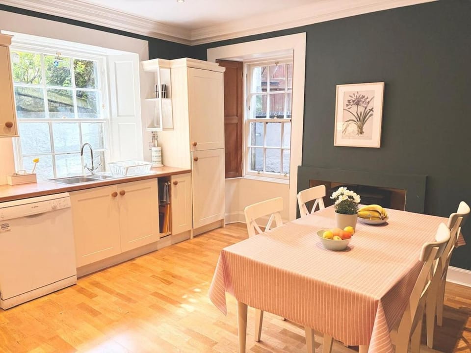 Kitchen or kitchenette, Dining area, dishwasher, oven