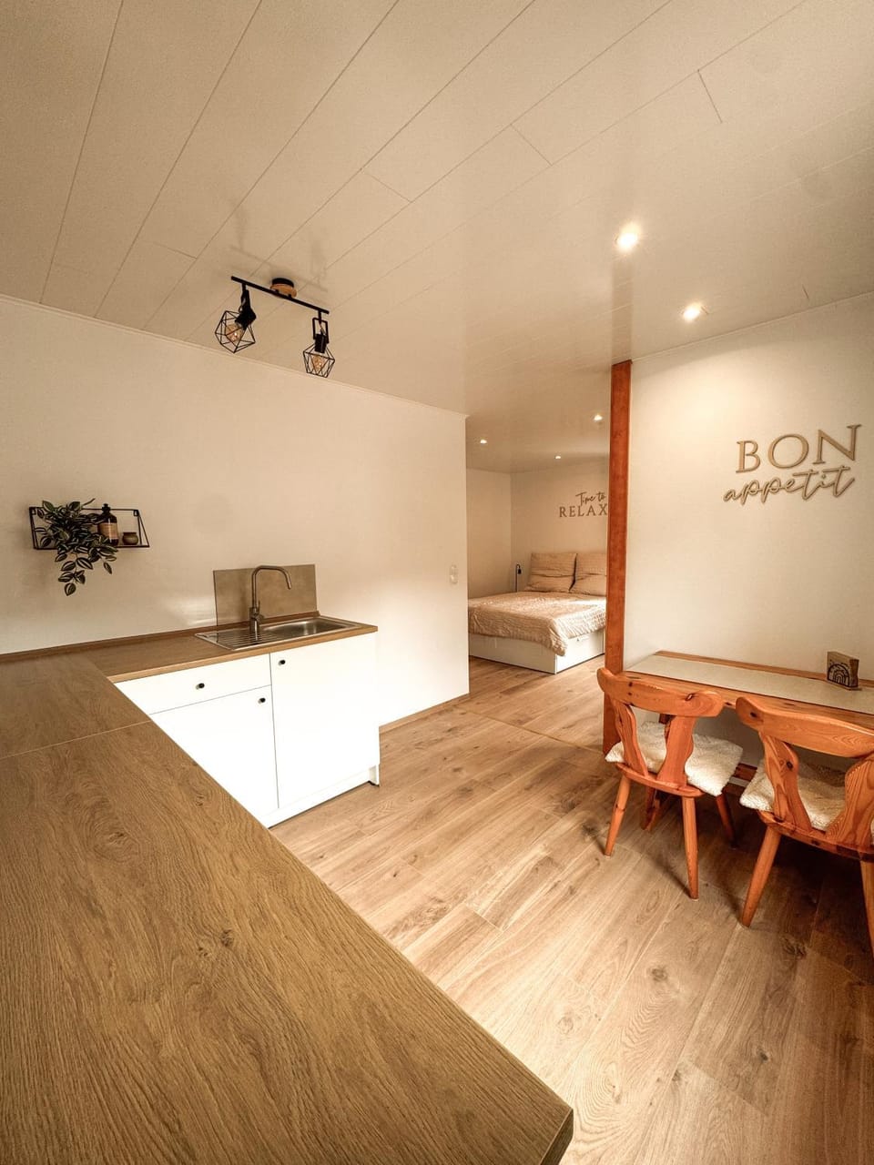 Dining area, kitchen
