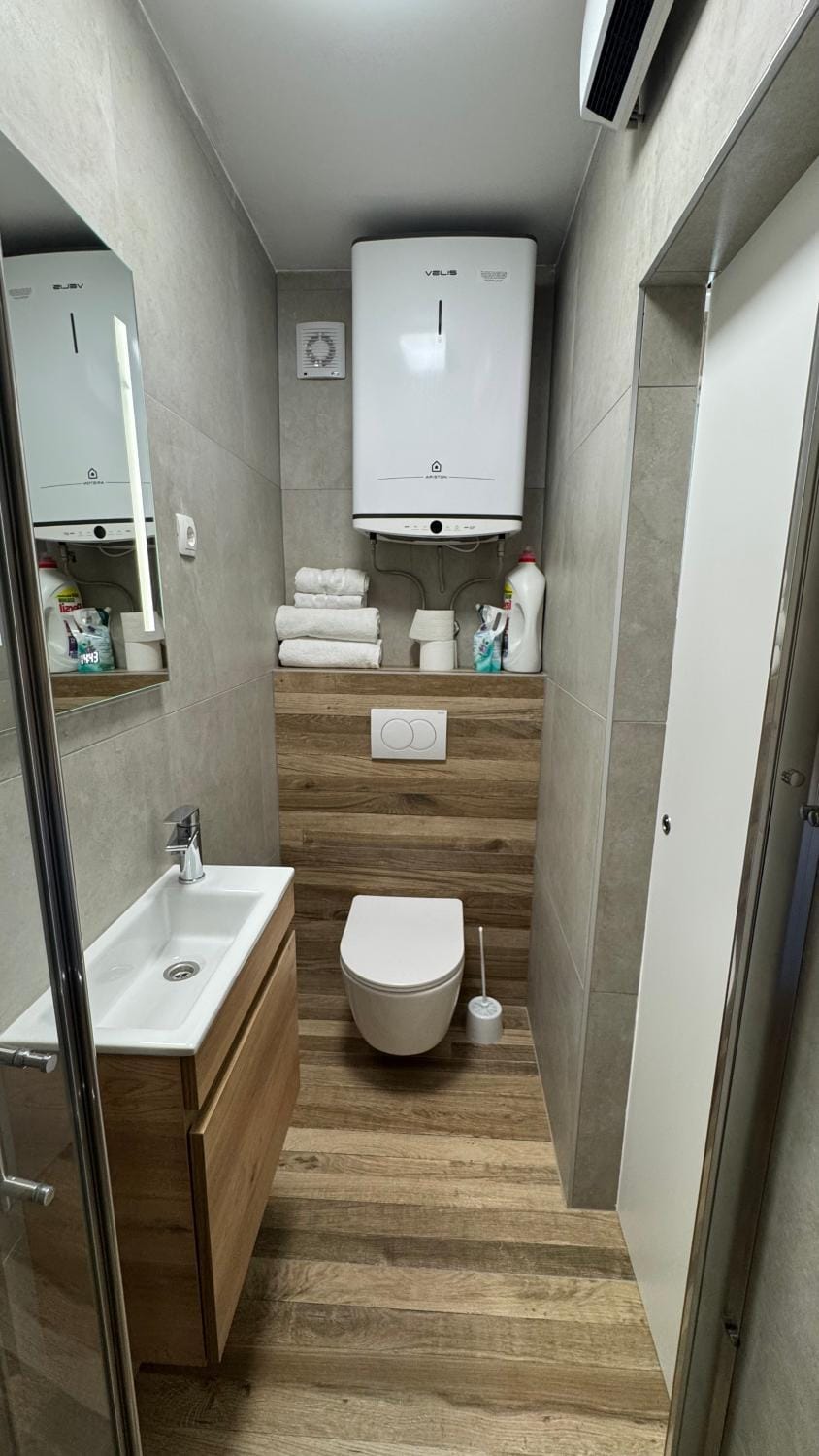 Shower, Toilet, Bathroom, towels