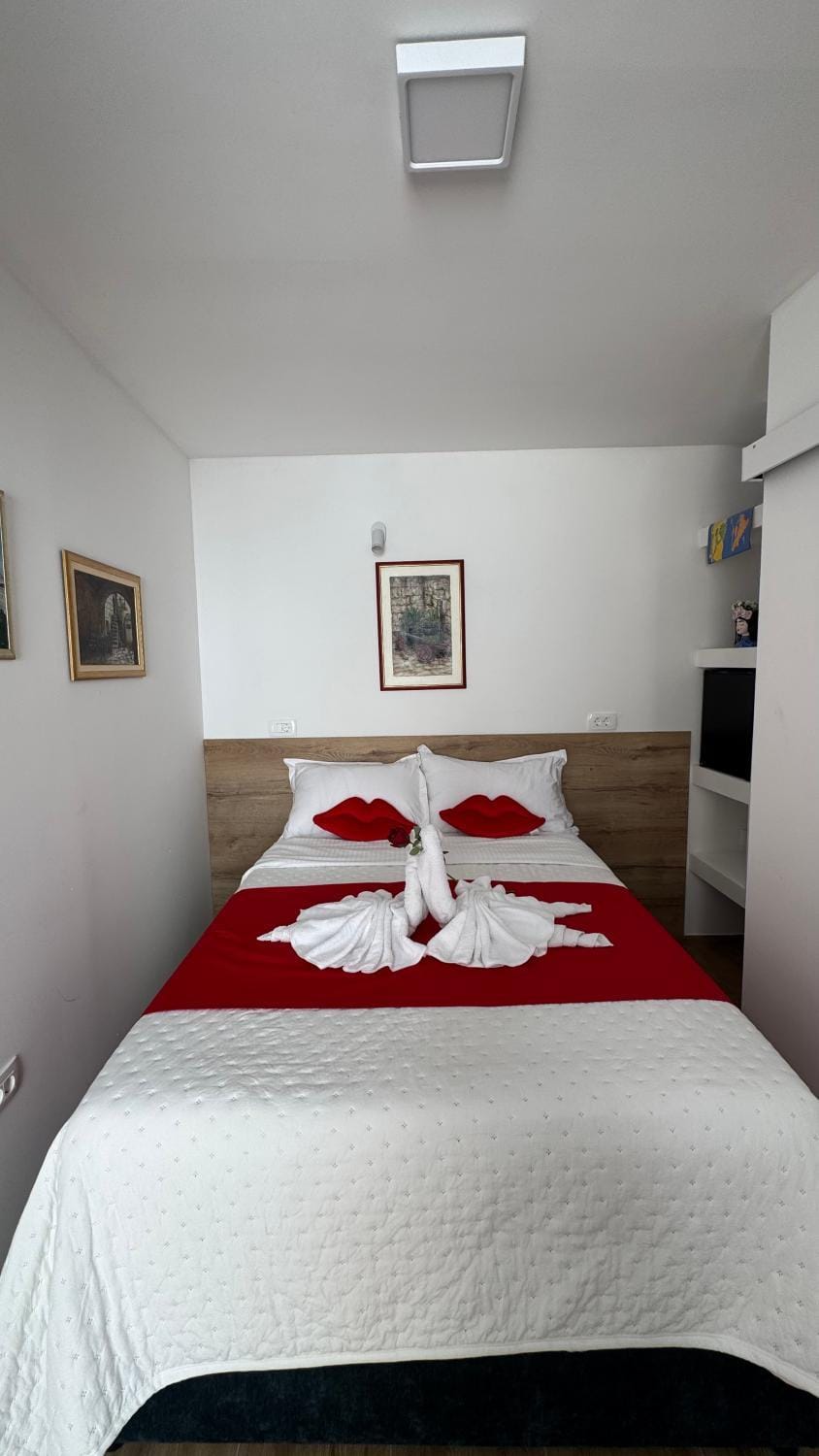 Bed, Bedroom, towels, air conditioner