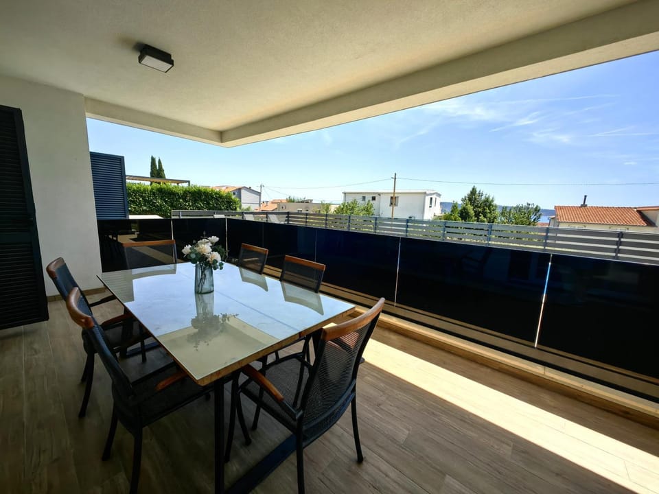 Day, Seating area