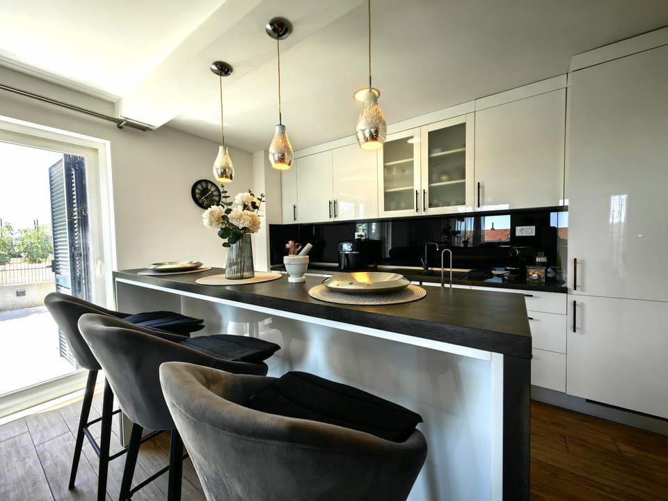 Kitchen or kitchenette, Dining area