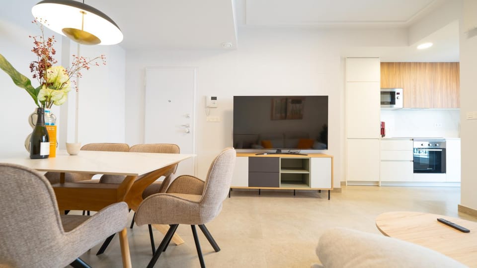 TV and multimedia, Kitchen or kitchenette, Living room, Seating area, Dining area, oven, stove