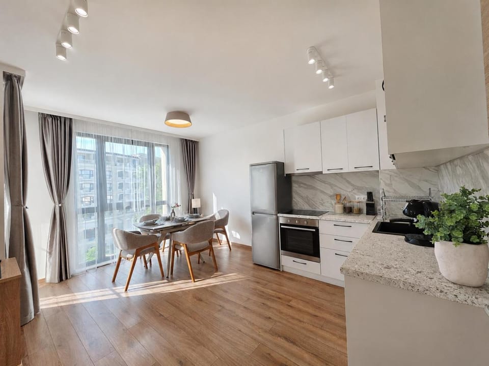 Azur Luxury Apartment - Private Garage - Steps from the Beach Apartment in Varna