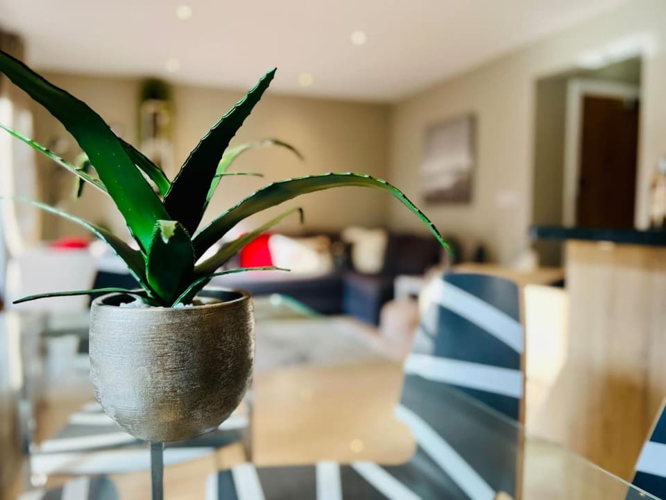 Frinton Beach Escape Patio, BBQ & Garden Apartment in Tendring District