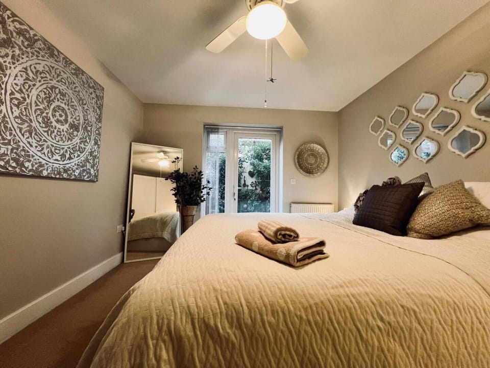 Frinton Beach Escape Patio, BBQ & Garden Apartment in Tendring District