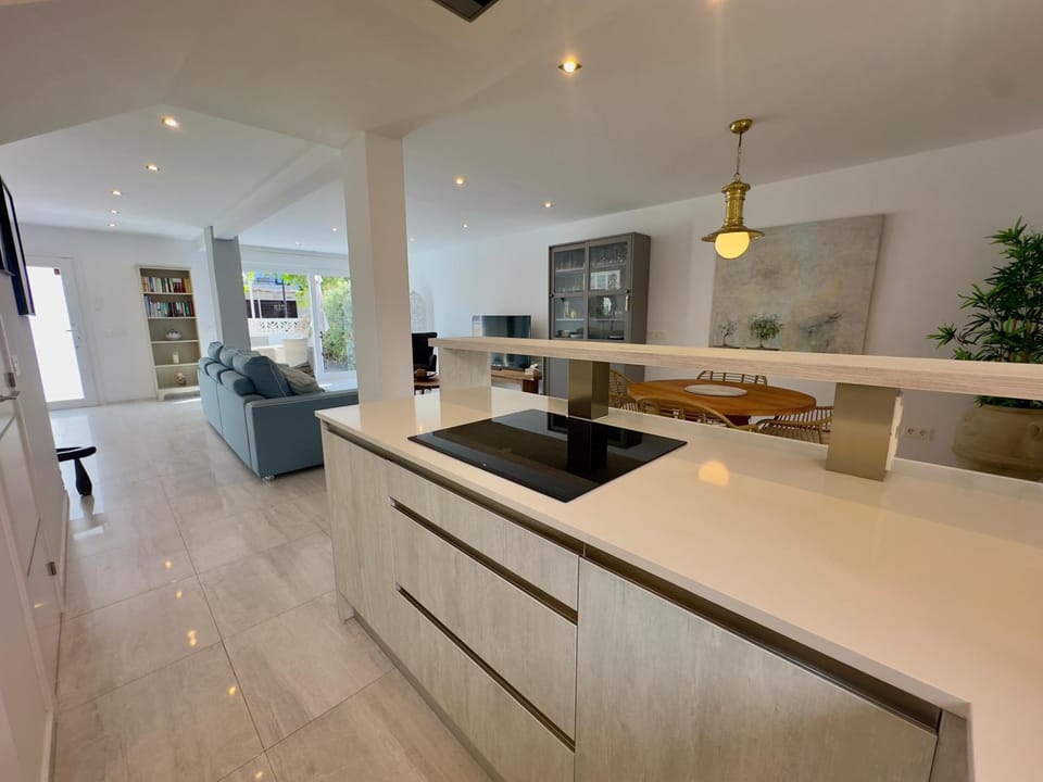 Kitchen or kitchenette, Living room