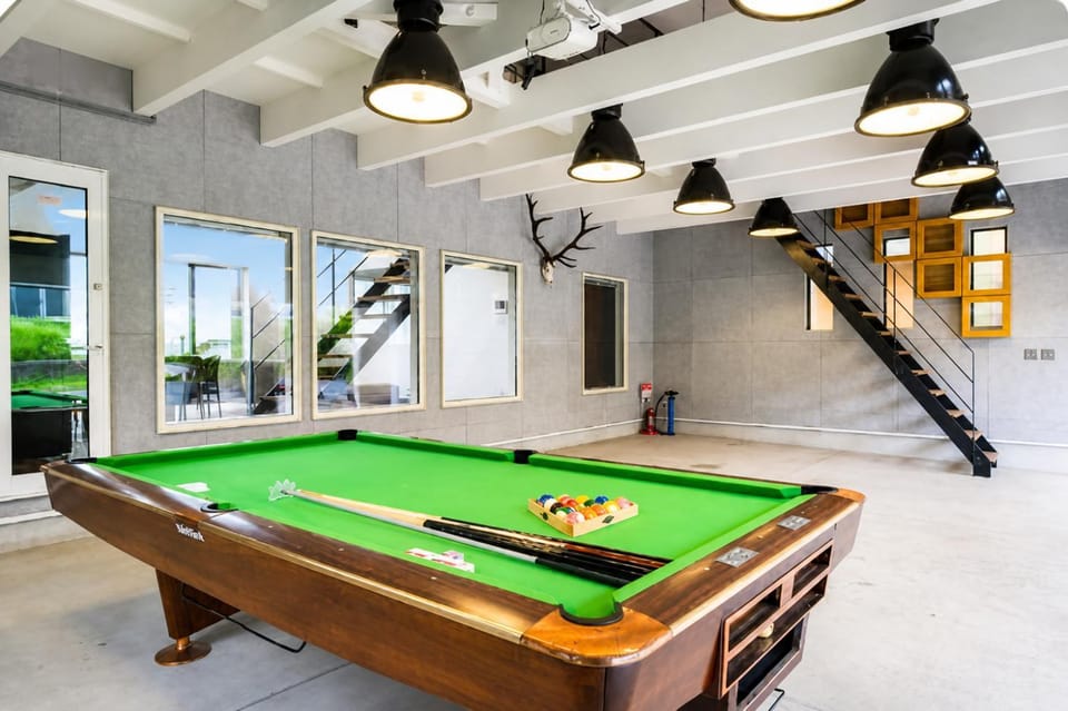 Billiard, Game Room