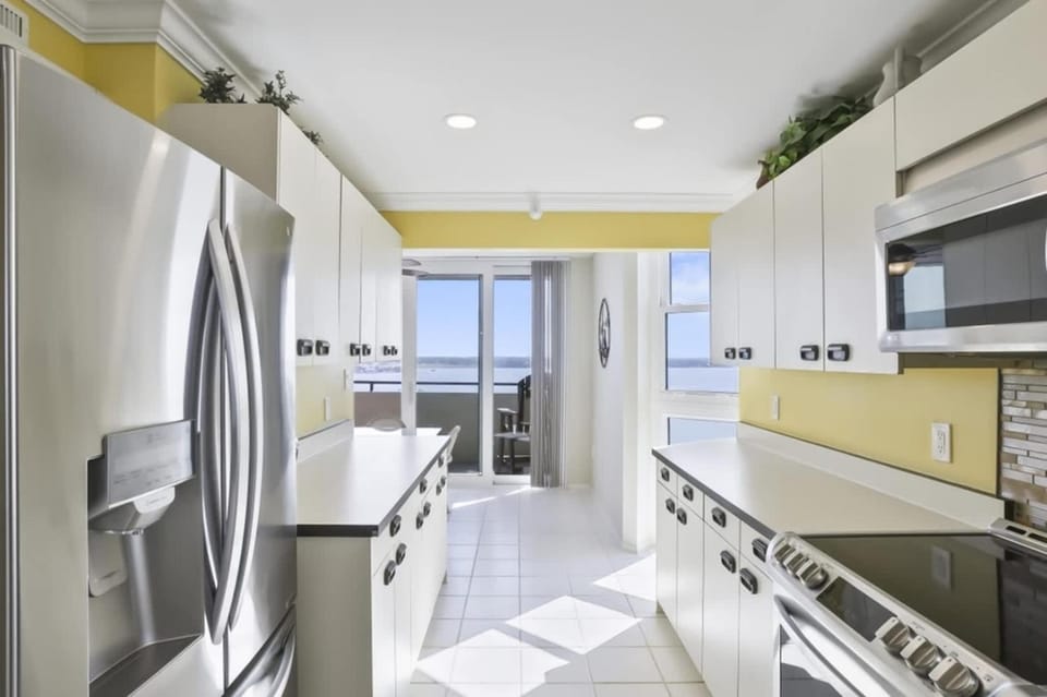 Two Bedroom Corner Condo with Panoramic Gulf Views Apartment in Sand Key