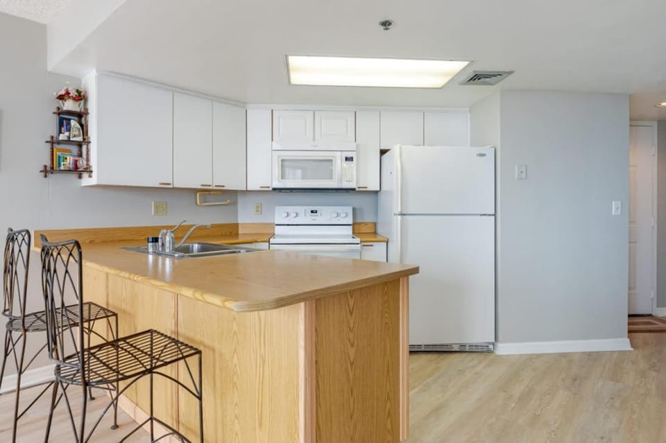 Two Bedroom Condo with Ocean View Balcony Apartment in Daytona Beach Shores