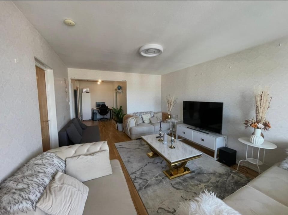 Walk to Everything Bright High-Floor Apt & Balcony Apartment in Huddinge