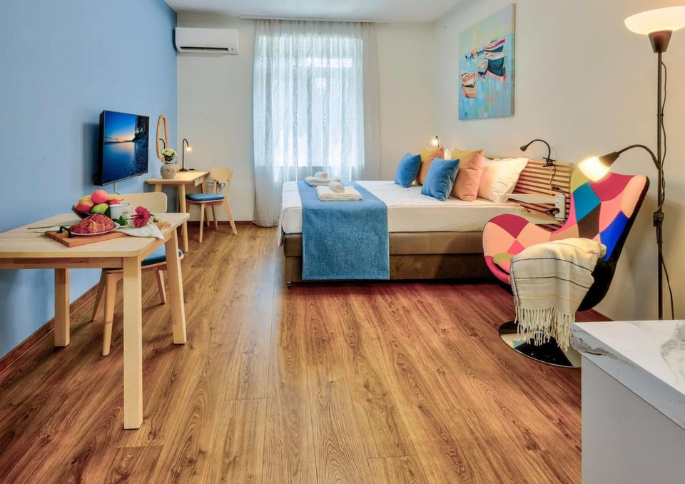 Communal lounge/ TV room, Bed, Photo of the whole room