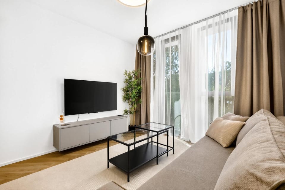 TV and multimedia, Living room, Seating area, Evening entertainment