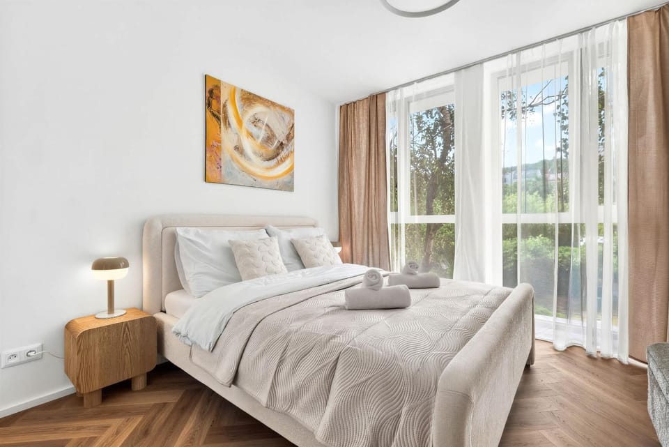 Bed, Photo of the whole room, Bedroom, towels