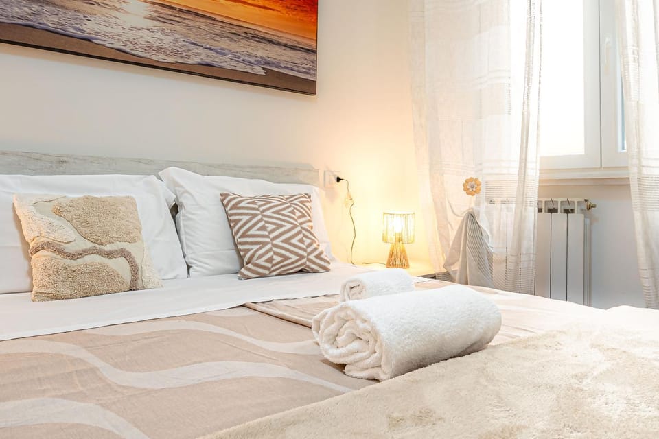 Bed, Bedroom, towels