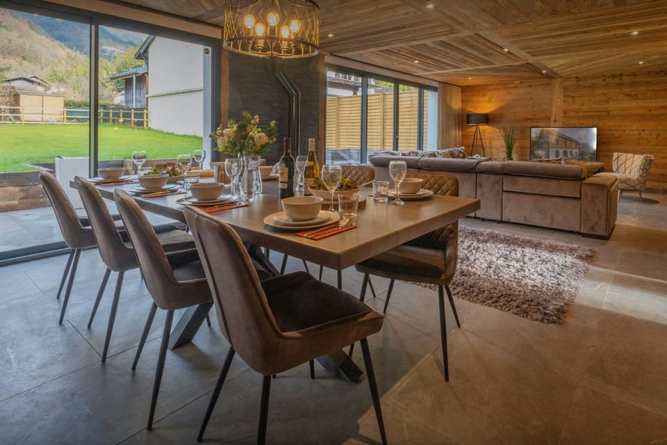 TV and multimedia, Living room, Seating area, Dining area
