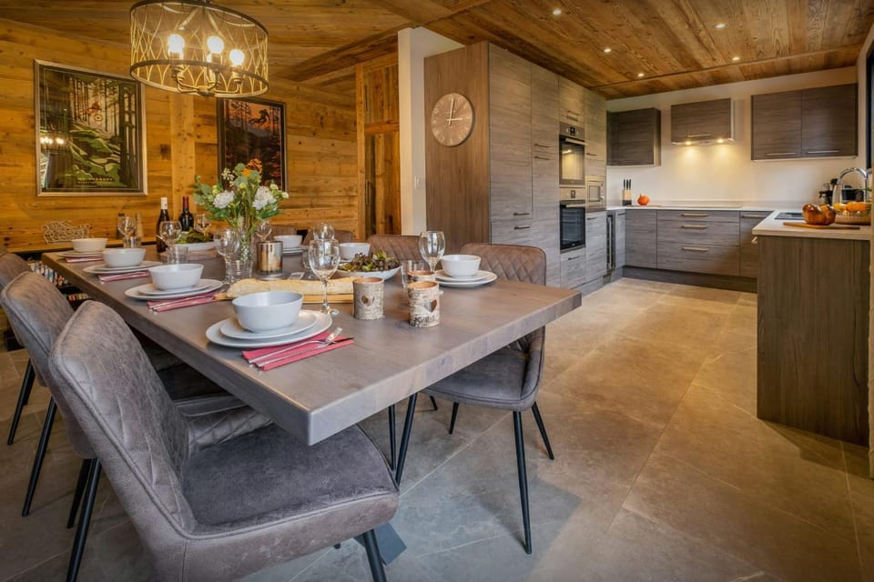Kitchen or kitchenette, Dining area