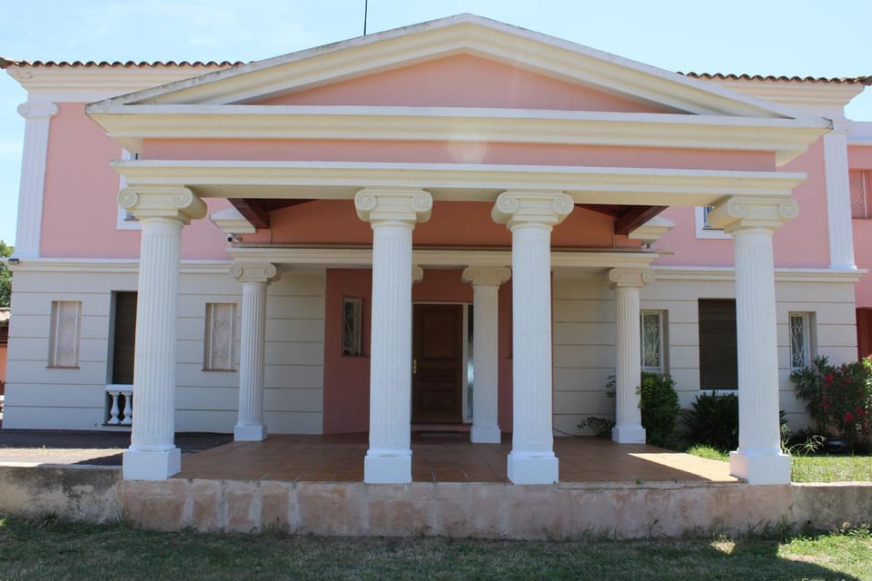 VILLA 10 PERSONNES AVEC GRANDE PISCINE PRES Du ROCHER ET DU LAC Villa in Roquebrune-sur-Argens