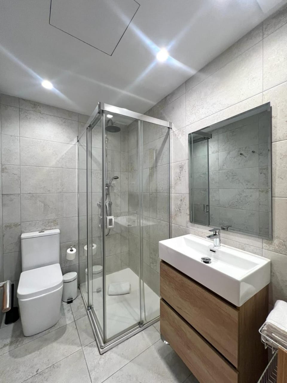 Shower, Toilet, Bathroom, towels