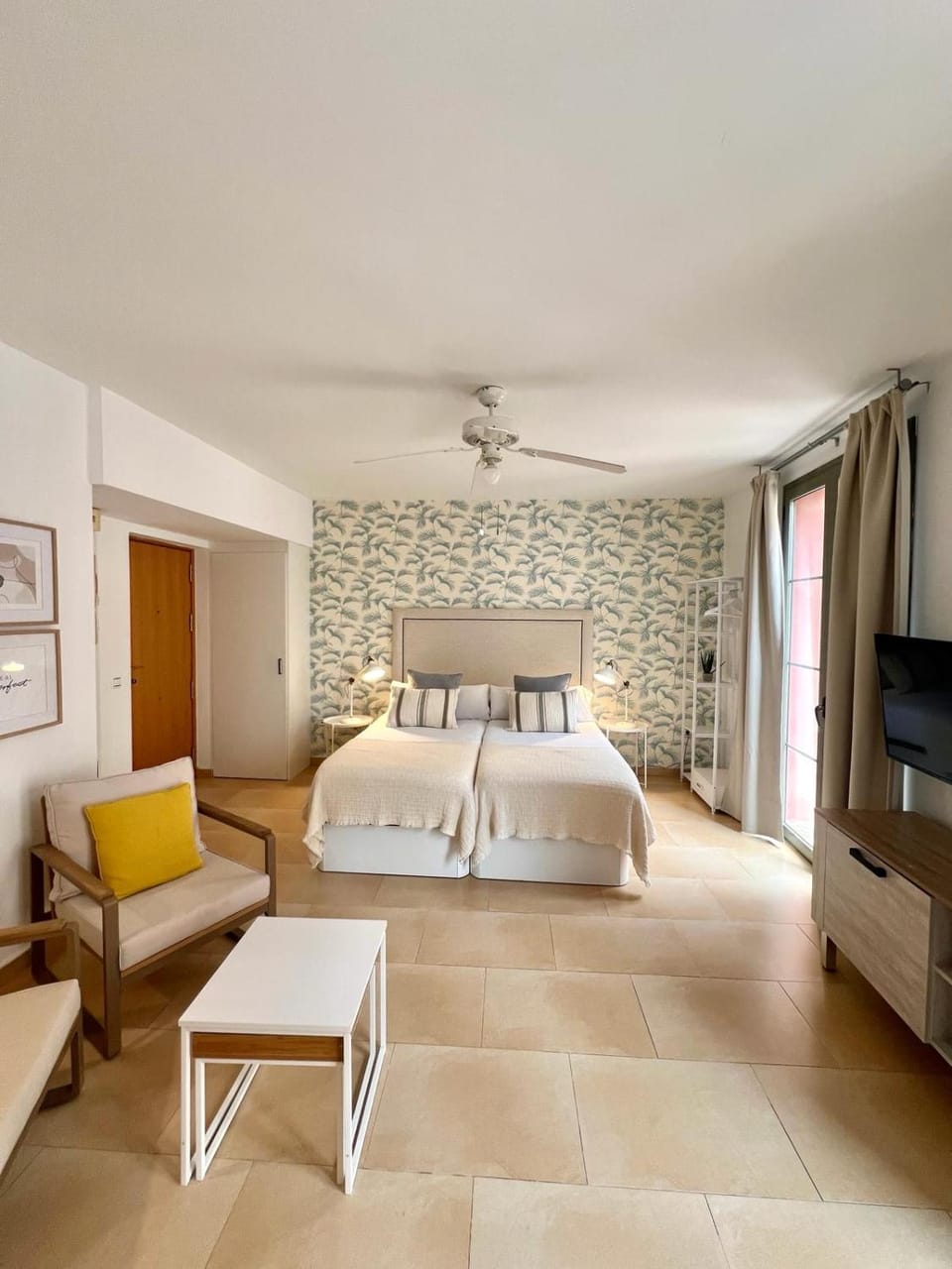 Bed, TV and multimedia, Living room, Photo of the whole room, Bedroom