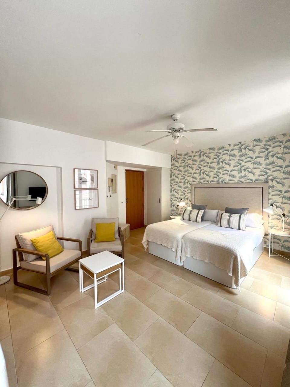Bed, Living room, Photo of the whole room, Seating area, Bedroom, wardrobe, air conditioner