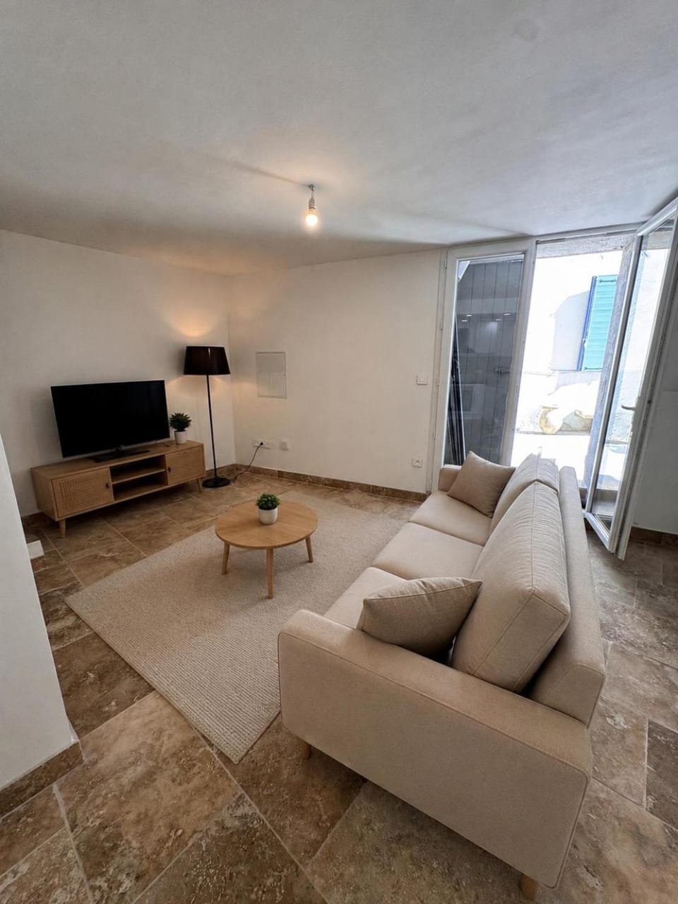 TV and multimedia, Living room, Evening entertainment